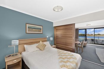 The Oak Room 106 - Accommodation Sunshine Coast 1