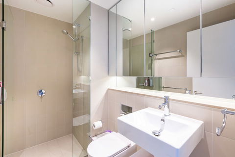 Sabrina, 2BDR Docklands Apartment - Accommodation Sunshine Coast 5