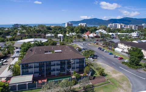 Cairns Holiday Lodge - Accommodation Sunshine Coast 0