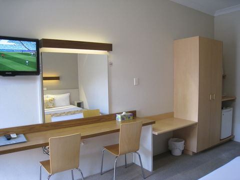 Country Lodge Motor Inn - Accommodation Sunshine Coast 3