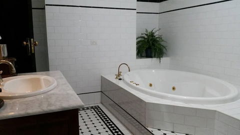 Petersons Armidale Winery & Guesthouse - Accommodation Sunshine Coast 5