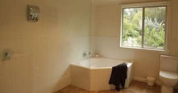 Wombat Hills Cottages - Accommodation Sunshine Coast 6