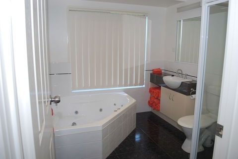 Lookout Holiday Units - Accommodation Sunshine Coast 4