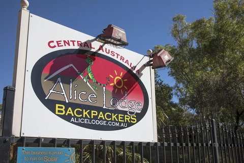 Alice Lodge Backpackers - Accommodation Sunshine Coast 2