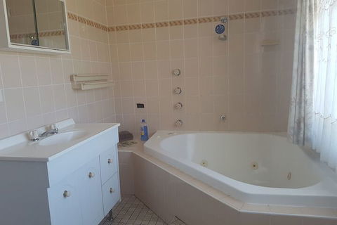 Lake Front Motel - Accommodation Sunshine Coast 6