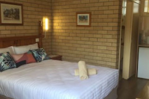 Lake Front Motel - Accommodation Sunshine Coast 0