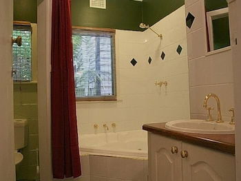 Tudor Cottages Mt Dandenong - Accommodation Sunshine Coast 6