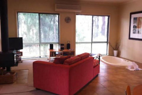Idyllic Retreat For 4 People In Beautiful Otway Ranges, Recharge & Refresh In Hot Tub - Accommodation Sunshine Coast 5