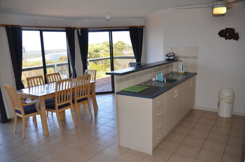 Horizon Lodge - Accommodation Sunshine Coast 2