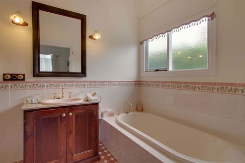 Walton House - Accommodation Sunshine Coast 0