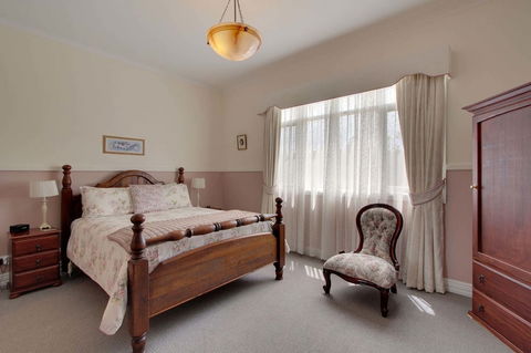 Walton House - Accommodation Sunshine Coast 2