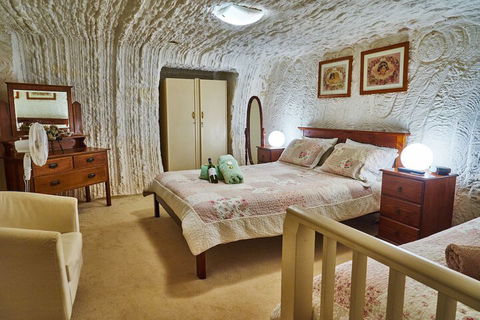 Underground Bed And Breakfast - Accommodation Sunshine Coast 2