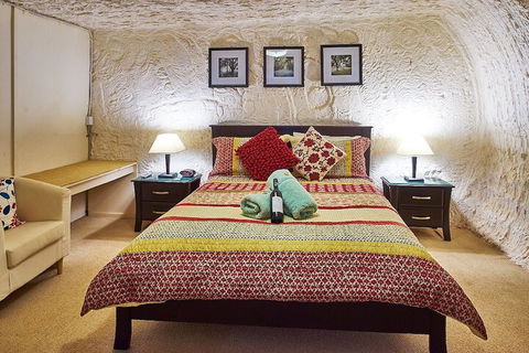 Underground Bed And Breakfast - Accommodation Sunshine Coast 3