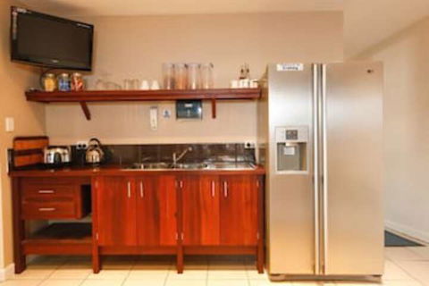 Waikiki Beach Bed & Breakfast - Accommodation Sunshine Coast 4
