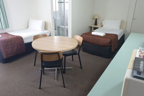 Earls Court Motor Inn - Accommodation Sunshine Coast 3