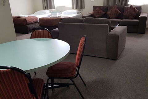 Earls Court Motor Inn - Accommodation Sunshine Coast 1
