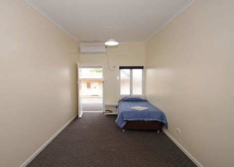 Ned Kelly's Motel - Accommodation Sunshine Coast 2
