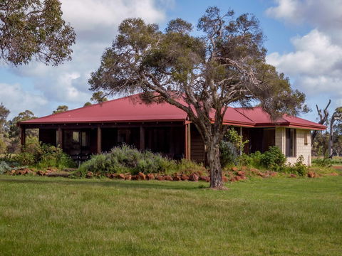 Dunsborough Rail Carriages & Farm Cottages - Accommodation Sunshine Coast 2