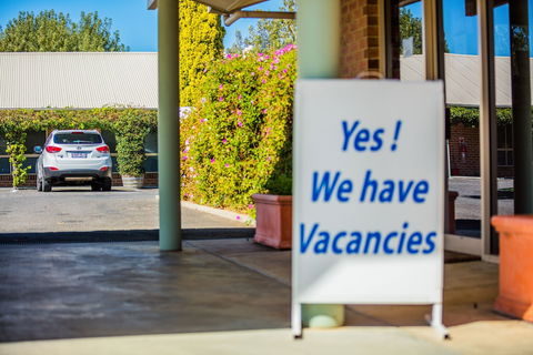 Country Roads Motor Inn Naracoorte - Accommodation Sunshine Coast 2