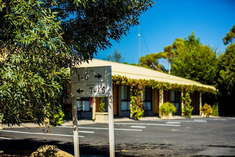 Country Roads Motor Inn Naracoorte - Accommodation Sunshine Coast 0