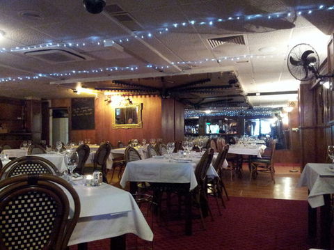 Bogart’s Bar & Grill - Accommodation Sunshine Coast 5