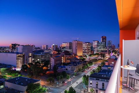 Tom's Court Hotel - Accommodation Sunshine Coast 0