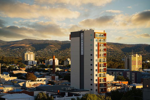 Tom's Court Hotel - Accommodation Sunshine Coast 1