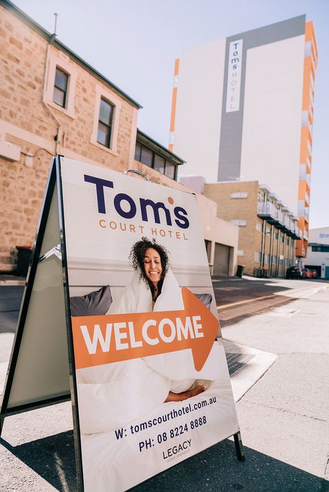 Tom's Court Hotel - Accommodation Sunshine Coast 2