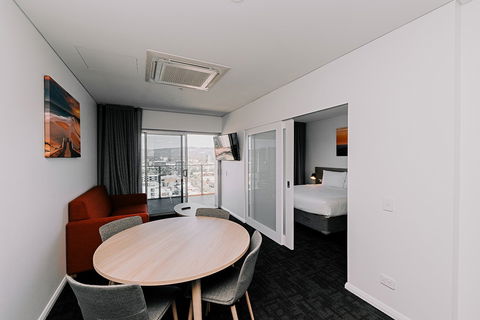 Tom's Court Hotel - Accommodation Sunshine Coast 13