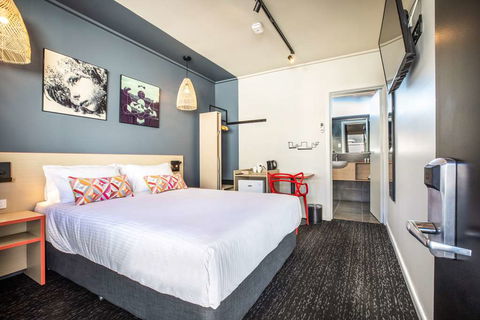 Monash Hotel - Accommodation Sunshine Coast 1