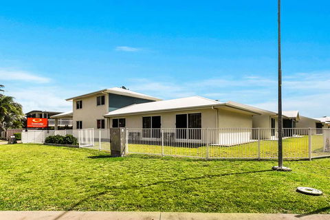 Econo Lodge Beachside - Accommodation Sunshine Coast 0