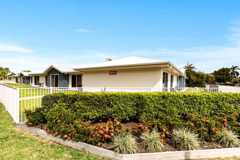 Econo Lodge Beachside - Accommodation Sunshine Coast 1