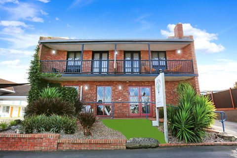 Tudor Motor Inn - Accommodation Sunshine Coast 0