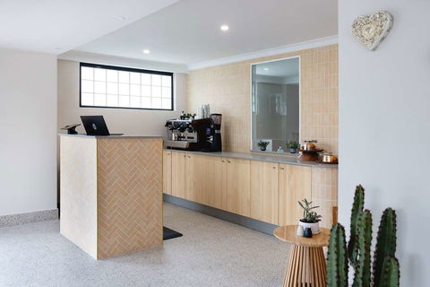 Hotel Hacienda - Accommodation Sunshine Coast 1