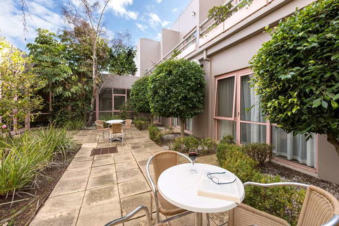 Kimberley Gardens Hotel, Serviced Apts - Accommodation Sunshine Coast 0