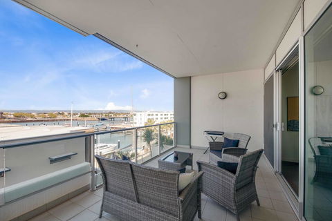 Port Adelaide Executive Waterfront Apartment - Accommodation Sunshine Coast 25