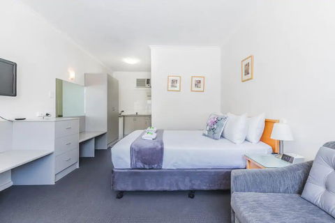 Hi 5 Glenelg Studio Apartment - Accommodation Sunshine Coast 2