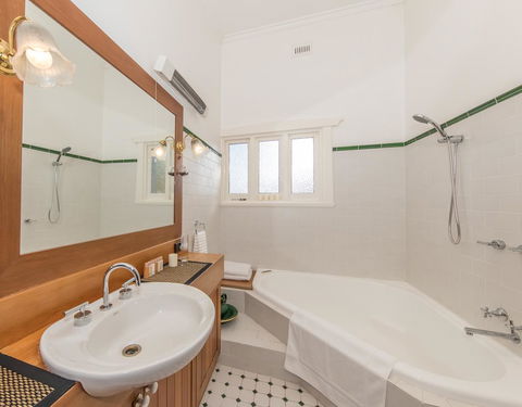 The Tudor House - Accommodation Sunshine Coast 15
