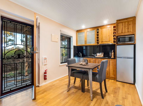 Stonewell Cottages And Vineyards - Accommodation Sunshine Coast 12
