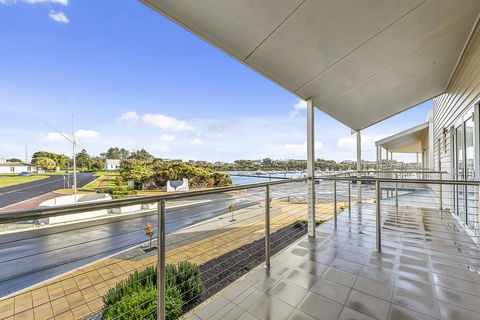Aloha Waterfront Properties - Accommodation Sunshine Coast 23