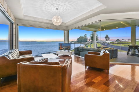 Aloha Waterfront Properties - Accommodation Sunshine Coast 4