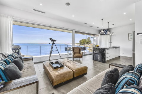 Aloha Waterfront Properties - Accommodation Sunshine Coast 3