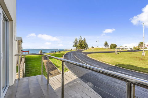 Aloha Waterfront Properties - Accommodation Sunshine Coast 14