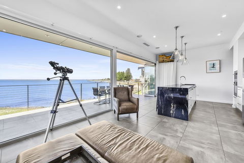 Aloha Waterfront Properties - Accommodation Sunshine Coast 8
