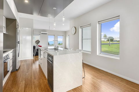 Aloha Waterfront Properties - Accommodation Sunshine Coast 6