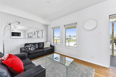 Aloha Waterfront Properties - Accommodation Sunshine Coast 17
