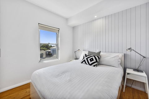 Aloha Waterfront Properties - Accommodation Sunshine Coast 19