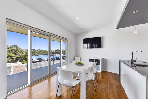 Aloha Waterfront Properties - Accommodation Sunshine Coast 20