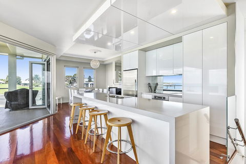 Aloha Waterfront Properties - Accommodation Sunshine Coast 7