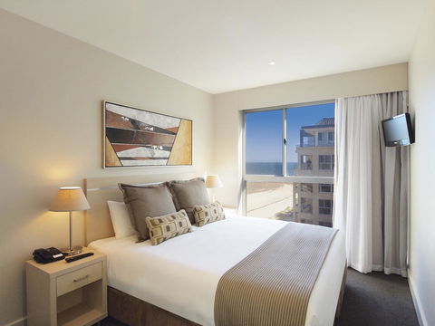 Oaks Glenelg Plaza Pier Suites - Accommodation Sunshine Coast 2
